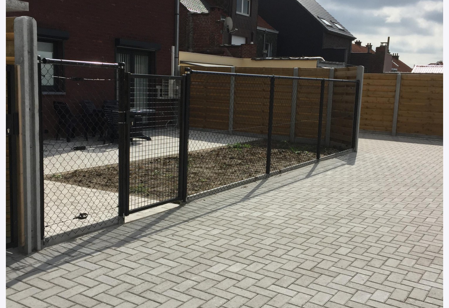 Plaatsen van afsluiting en verharding in Dottenijs
