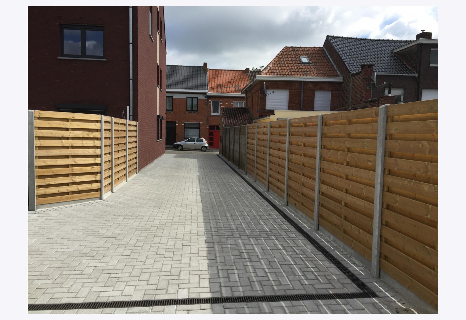 Plaatsen van afsluiting en verharding in Dottenijs