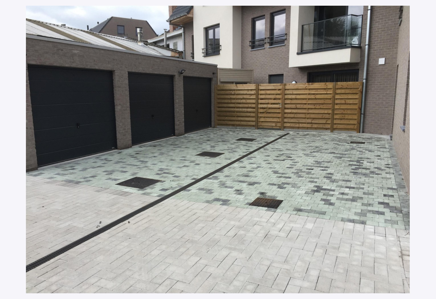 Plaatsen van afsluiting en verharding in Wevelgem