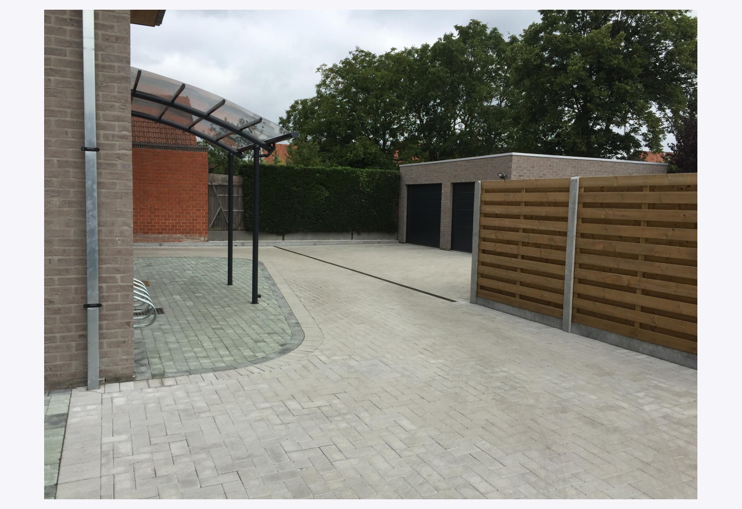Plaatsen van afsluiting en verharding in Wevelgem